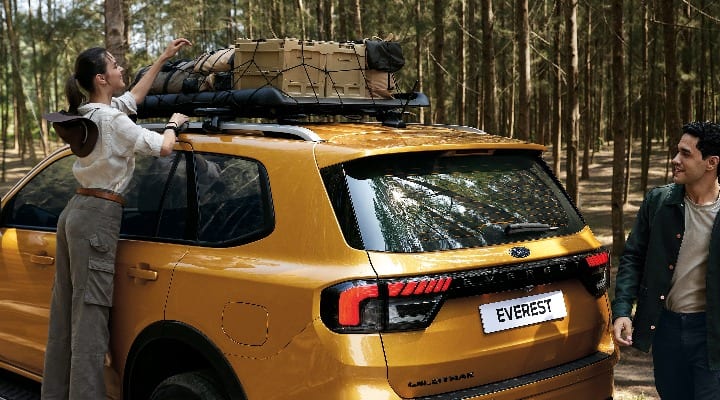 couple preparing to go off-roading