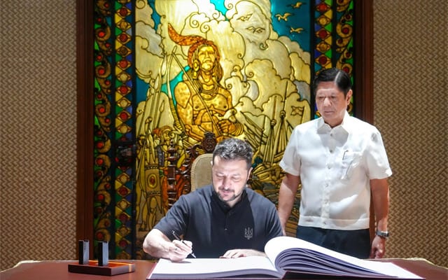Zelenskyy signs the Malacañan Palace guestbook