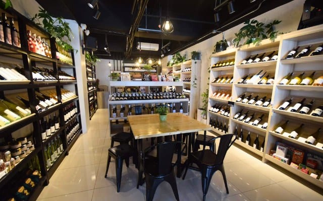 La Rosa Vino Tables