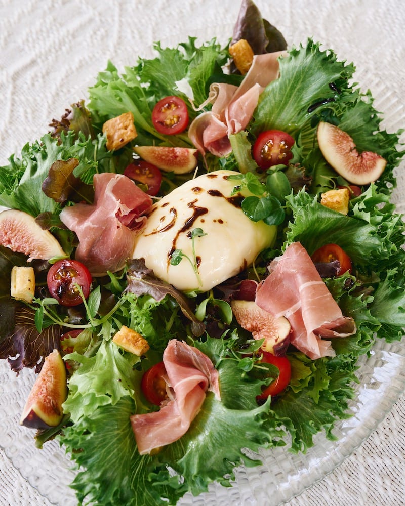Fresh salad with Buratta and prosciutto
