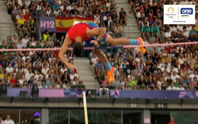 EJ Obiena Clears 5.85 meters