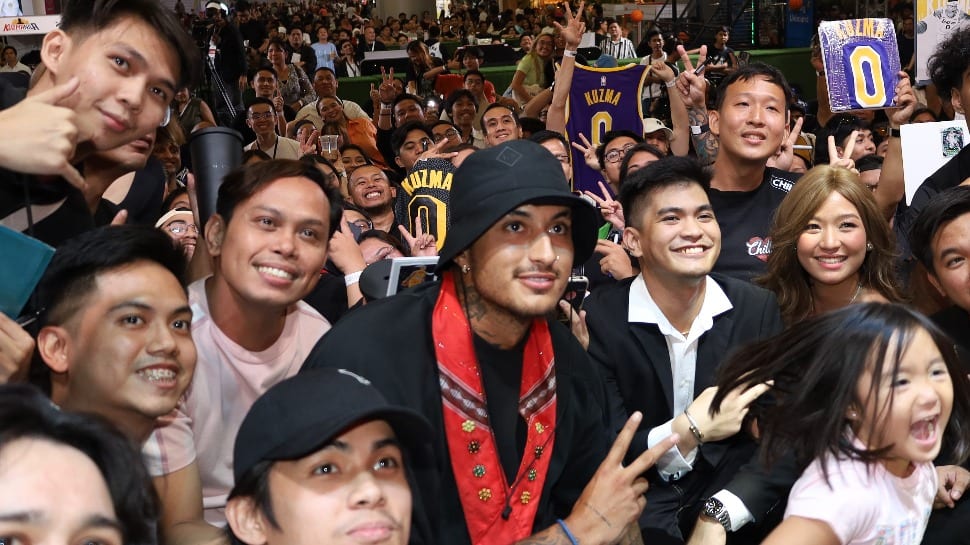Kyle Kuzma with his fans in the Philippines