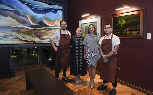 Ayni Nuyda with chefs