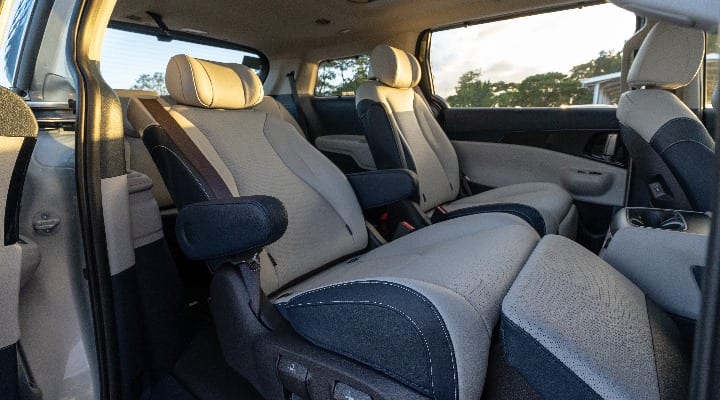 Kia Carnival 2025 interior captains seats