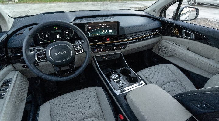 Kia Carnival 2025 interior dashboard
