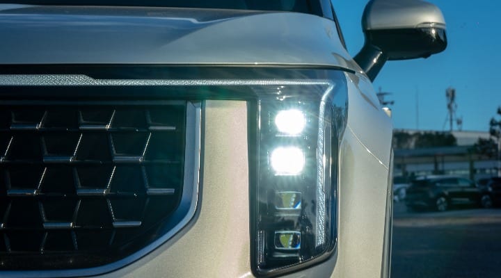 Kia Carnival 2025 exterior headlight
