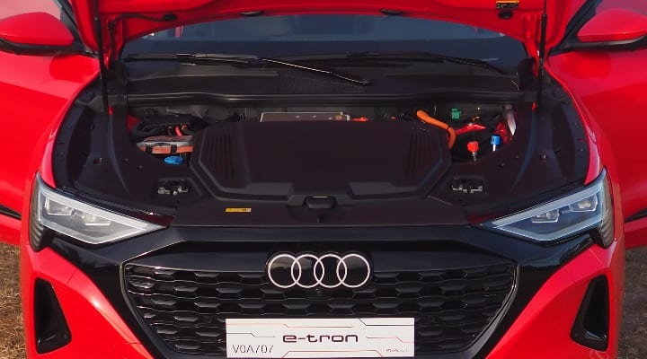 Audi Q8 e-tron hood