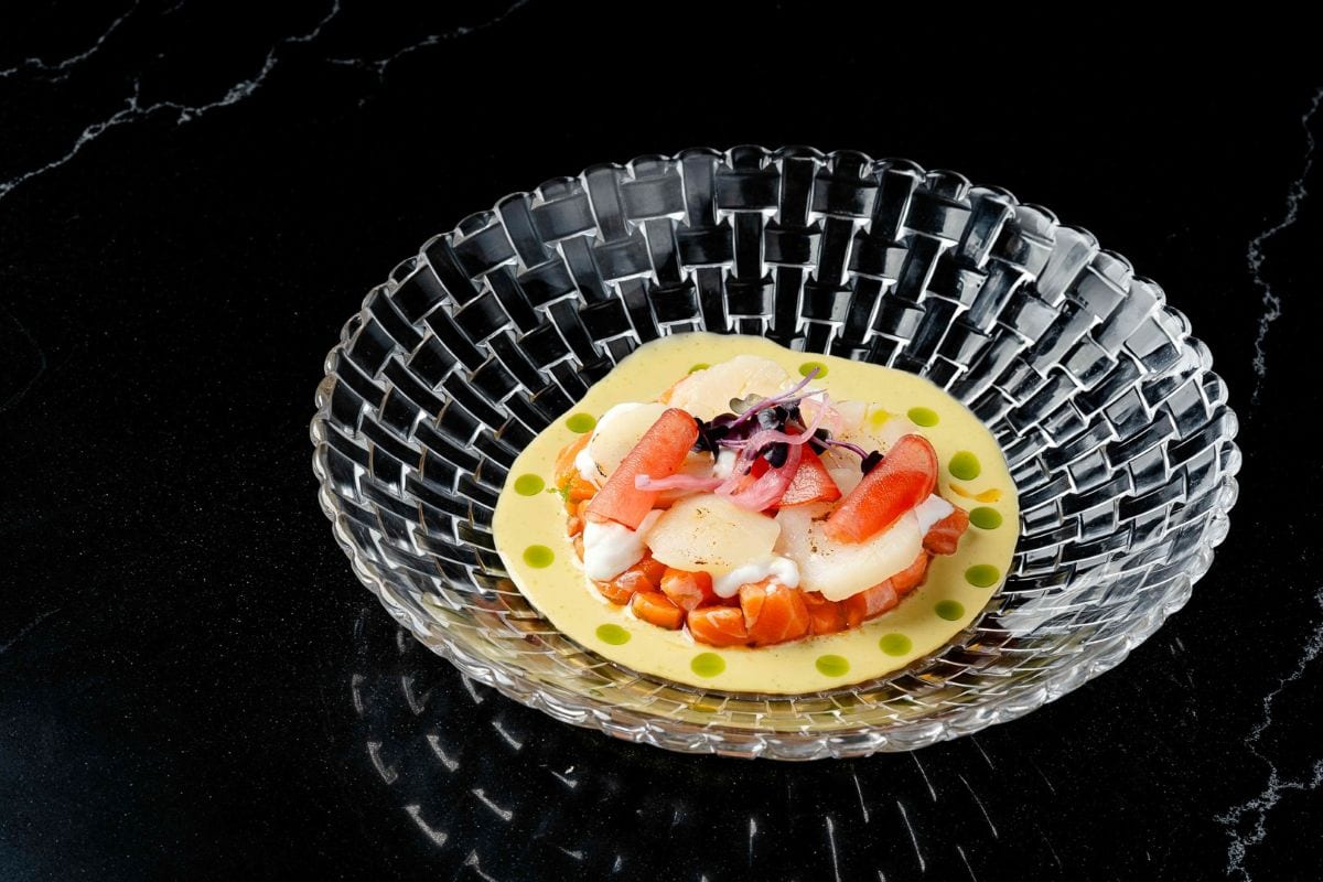 Tartar de Salmon con Vieras y Gazpachuelo de Jalapeños y Coco