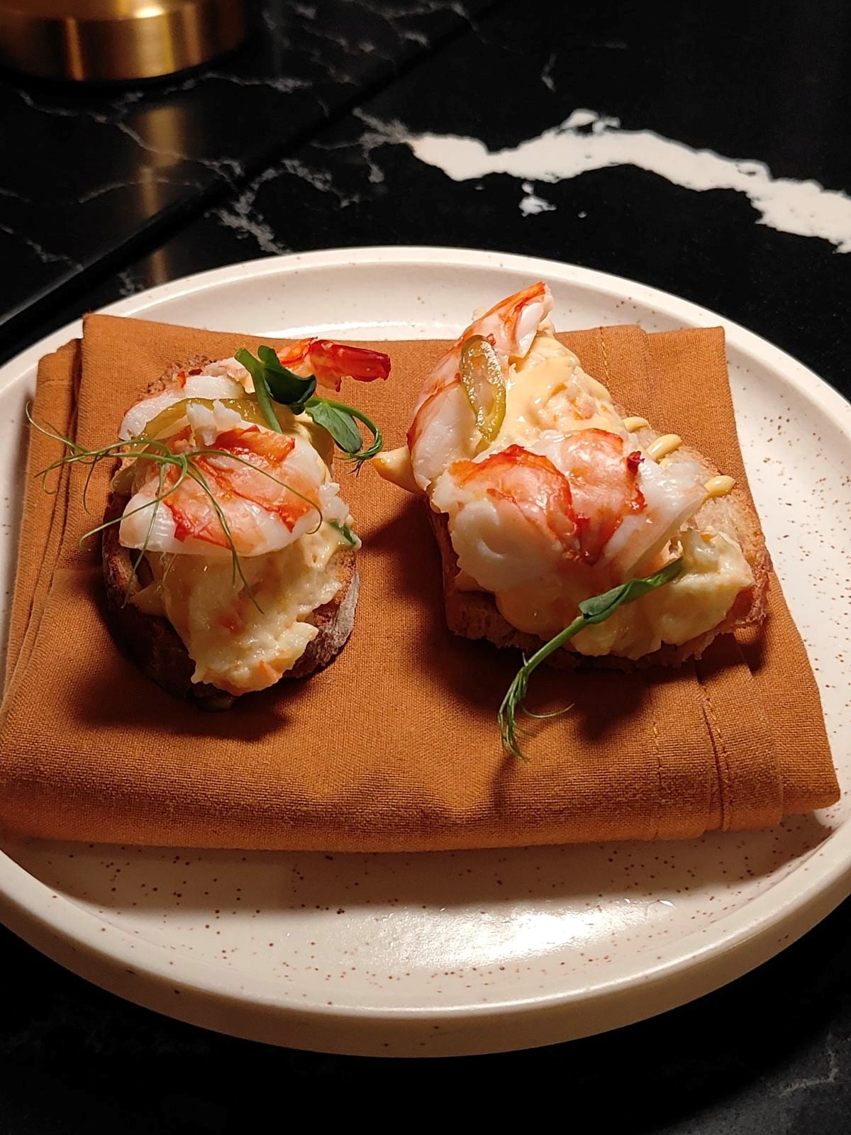 Tosta de Ensaladilla de Gambas