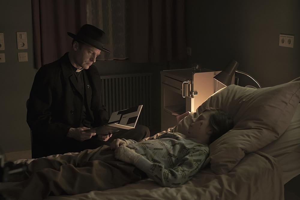 Mark Waschke and Daan Lennard Liebrenz in Dark (2017)
