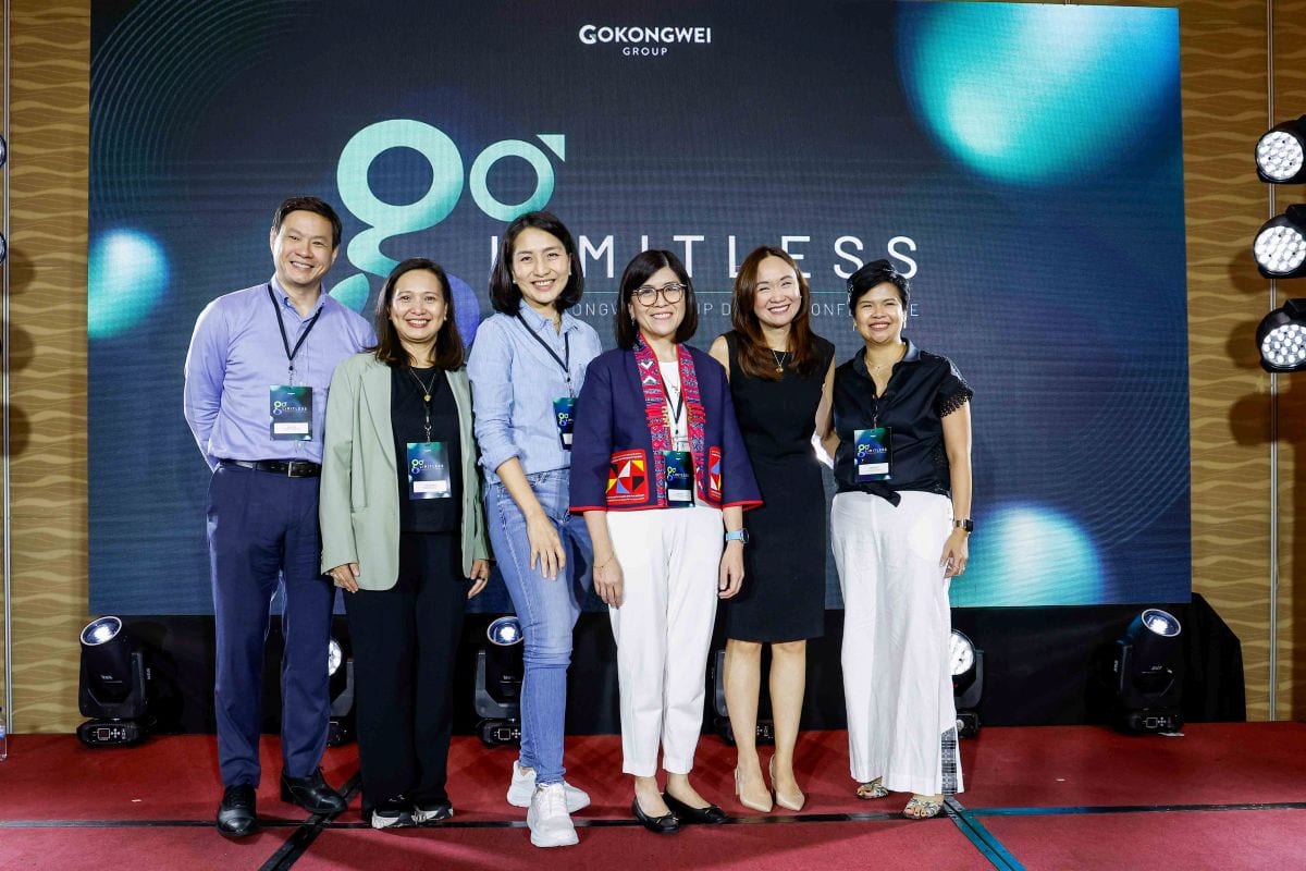 Panelists together with JG Summit Holdings, Inc.’s executives. (From Left to right: David Gulliver Go, Chief Human Resource Officer of JG Summit Holdings, Inc.; Tina Alvarez, Chief Digital and Information Officer of JG Summit Holdings, Inc.; Candice Iyog,