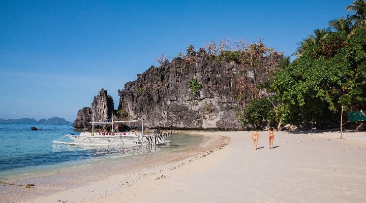 The Funny Lion El Nido papaya beach