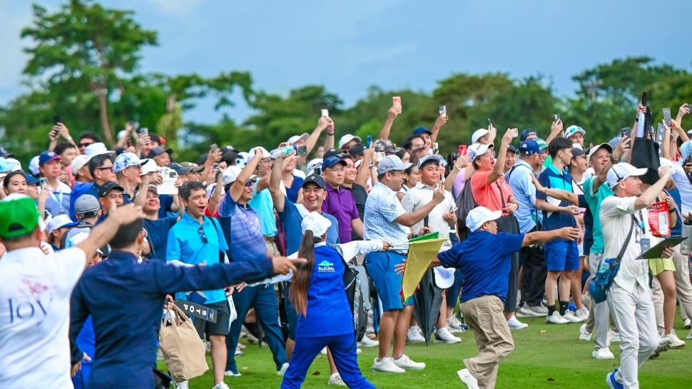 golfing spectators